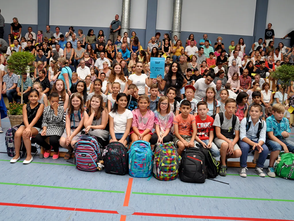 Blick über die vollbesetzte Sporthalle bei der Einschulungsfeier.